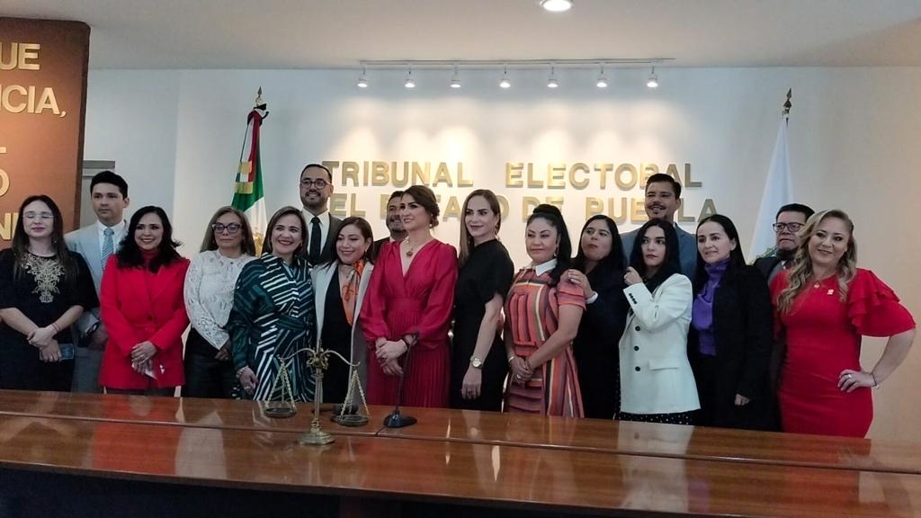 Invitados de tribunales estatales con la Magistrada Presidenta del YEEP, Idamis Pastor Betancourt