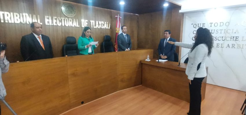 Esta imagen corresponde a la sesión en la que se designó a la Contralora Interna del TET, Doraliz Muñoz y en la que se encuentran presentes los integrantes de las Magistraturas y el Secretario de Acuerdos durante la toma de protesta.